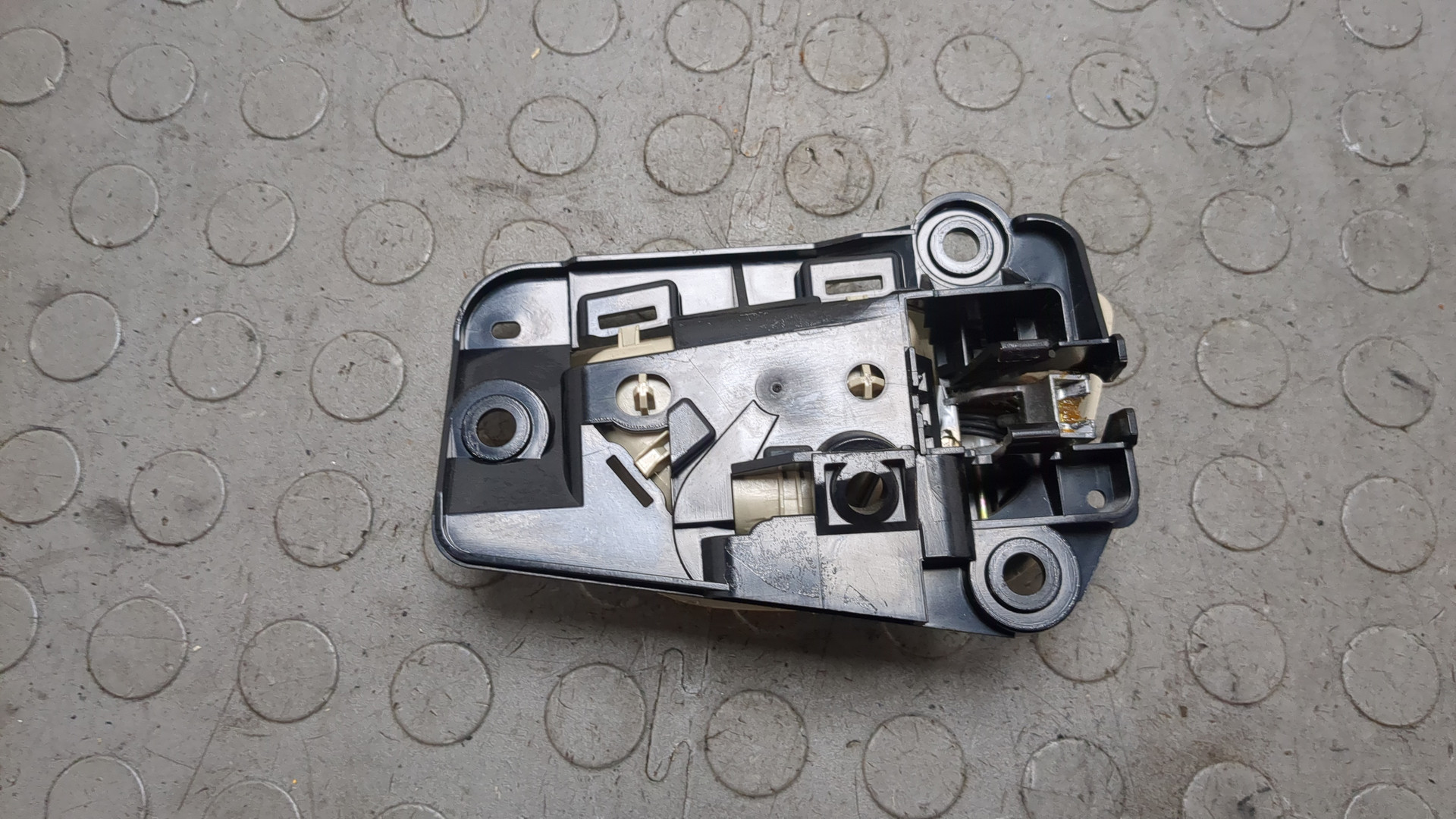 Ручка двери передней внутренняя левая