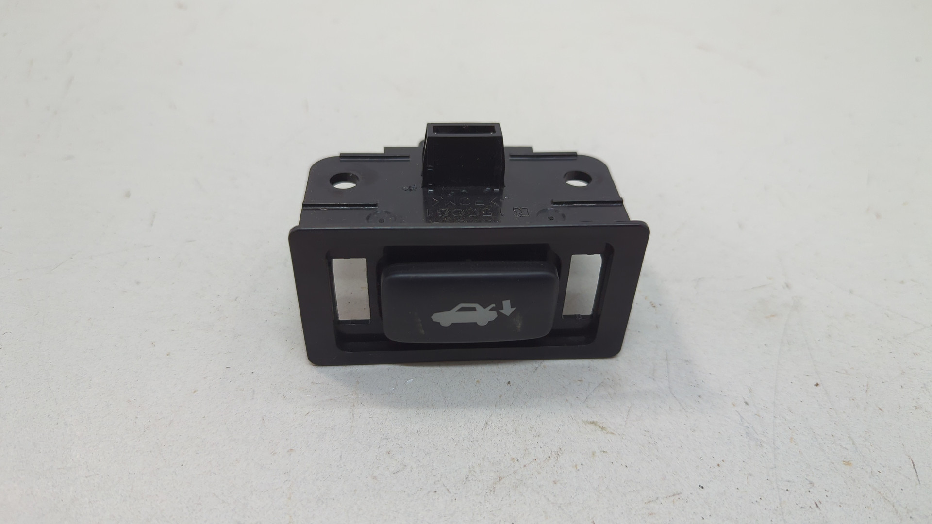 Кнопка открывания багажника