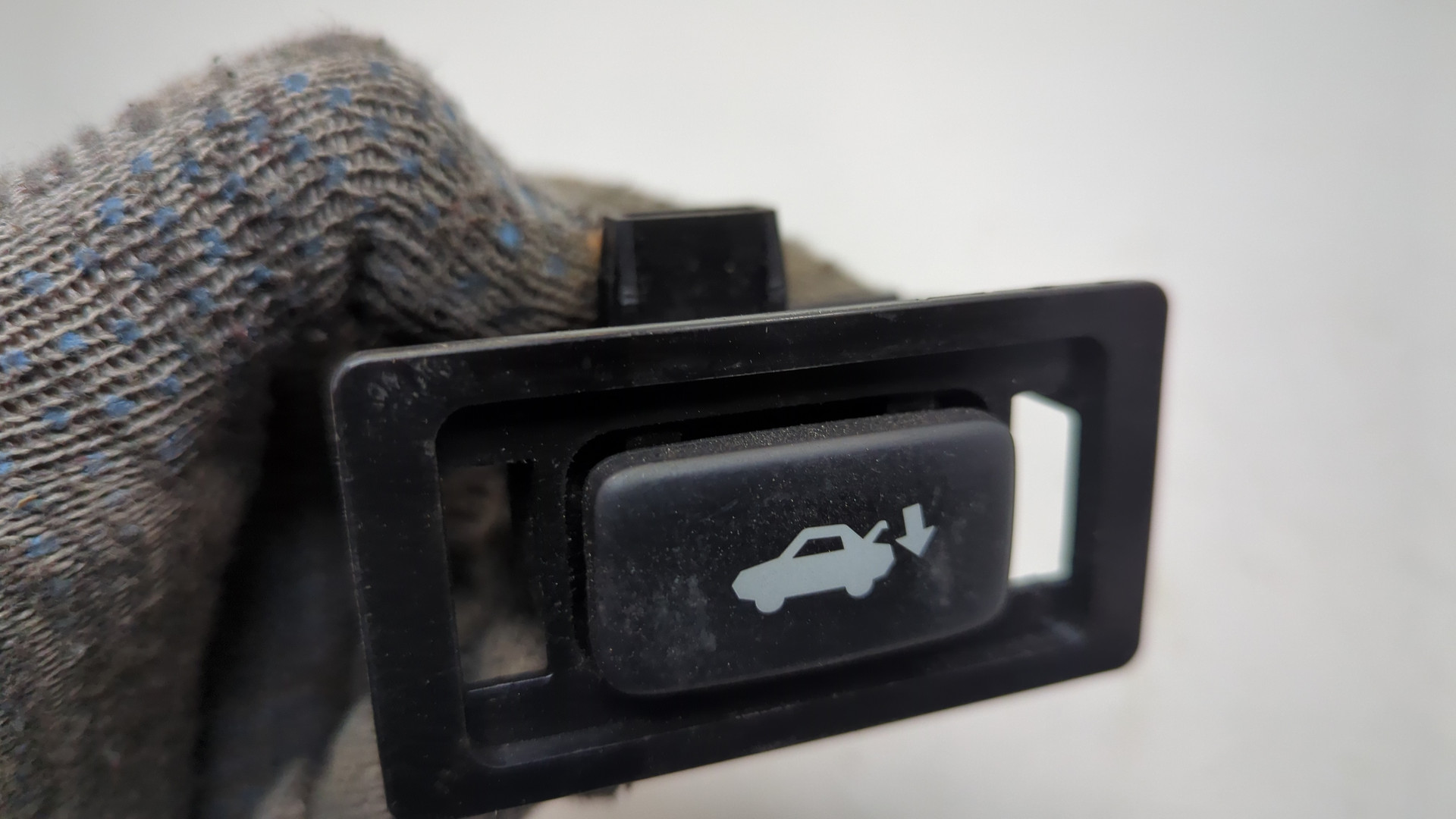 Кнопка открывания багажника