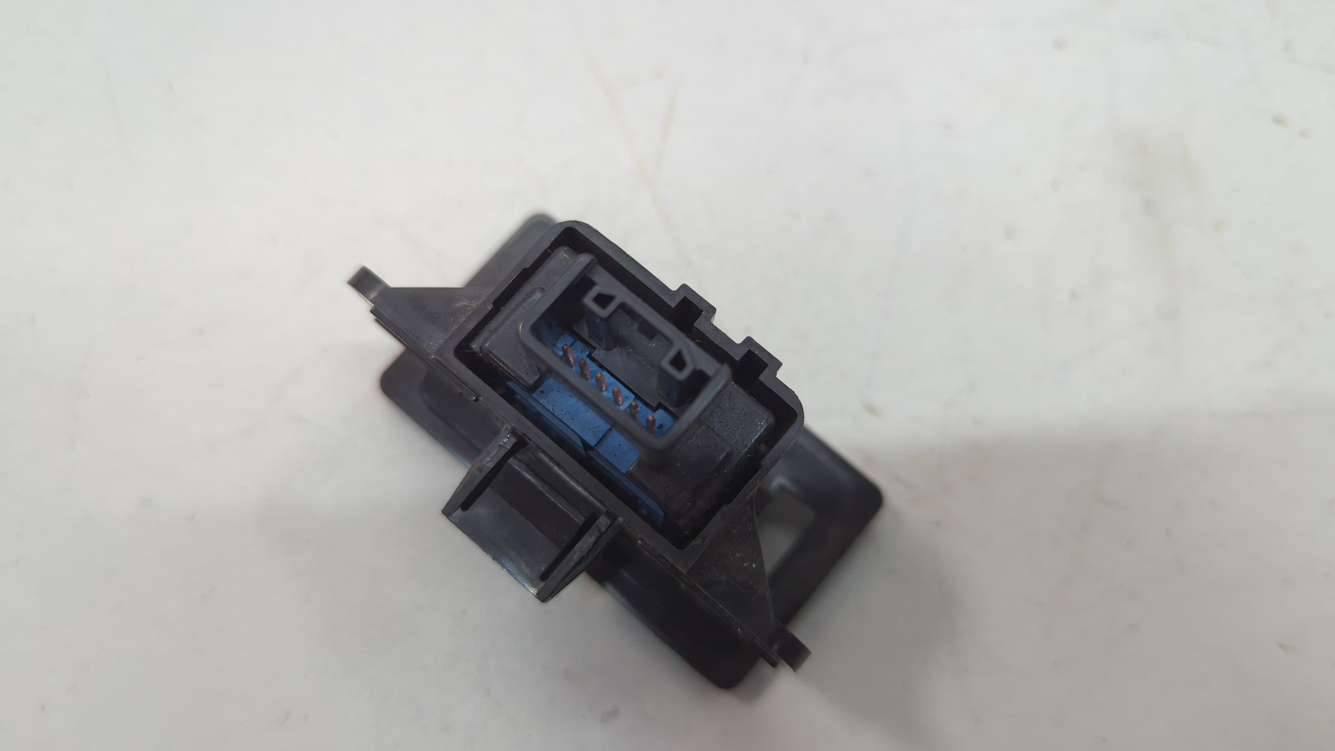 Кнопка открывания багажника