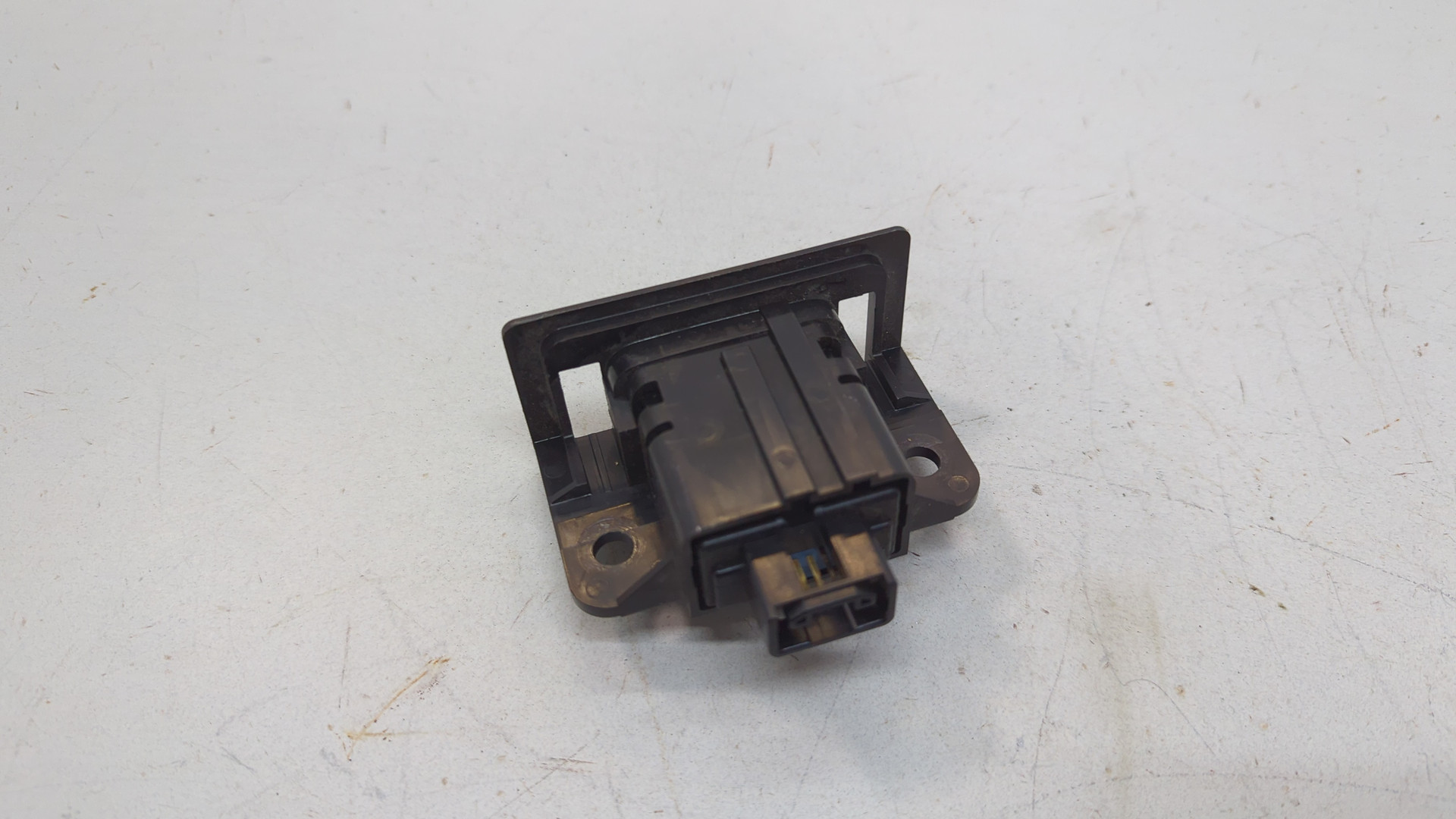 Кнопка открывания багажника