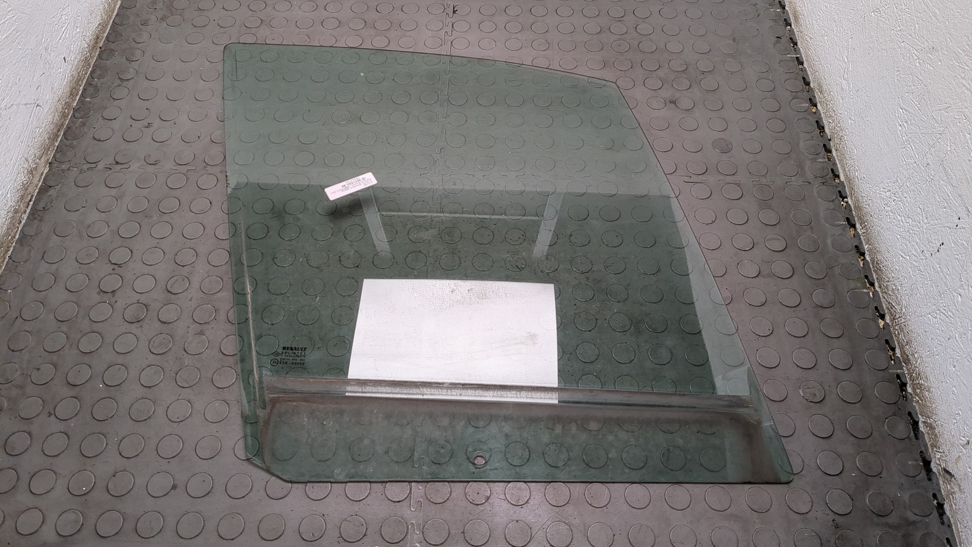 Стекло двери передней правой