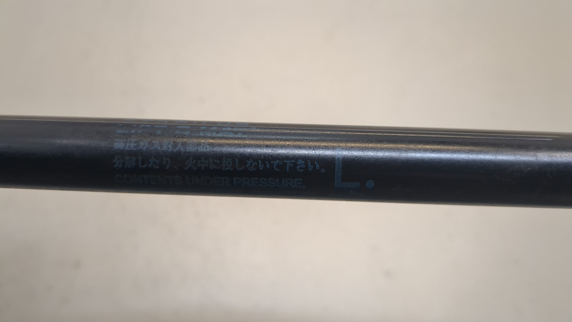 Амортизатор крышки багажника