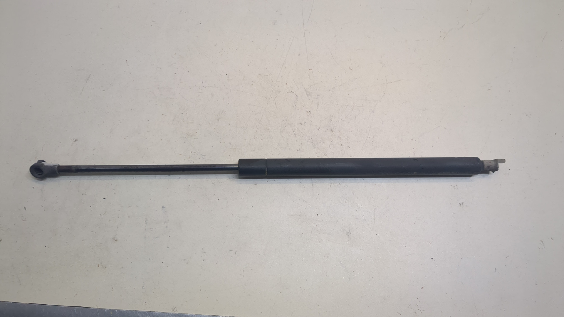 Амортизатор крышки багажника