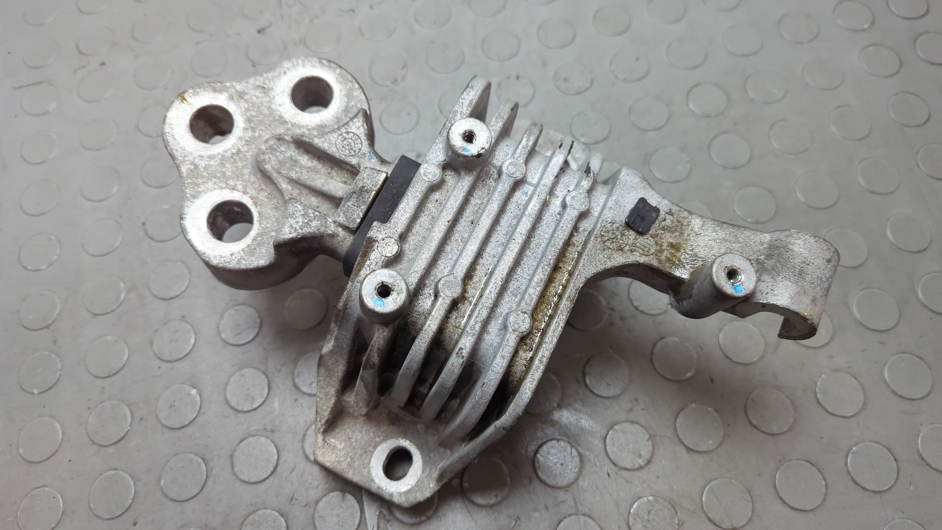 Опора двигателя