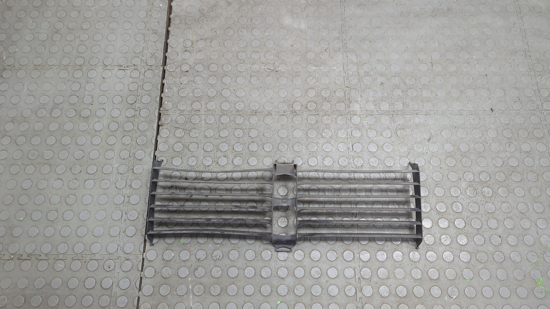 Жалюзи (воздуховод) бампера переднего