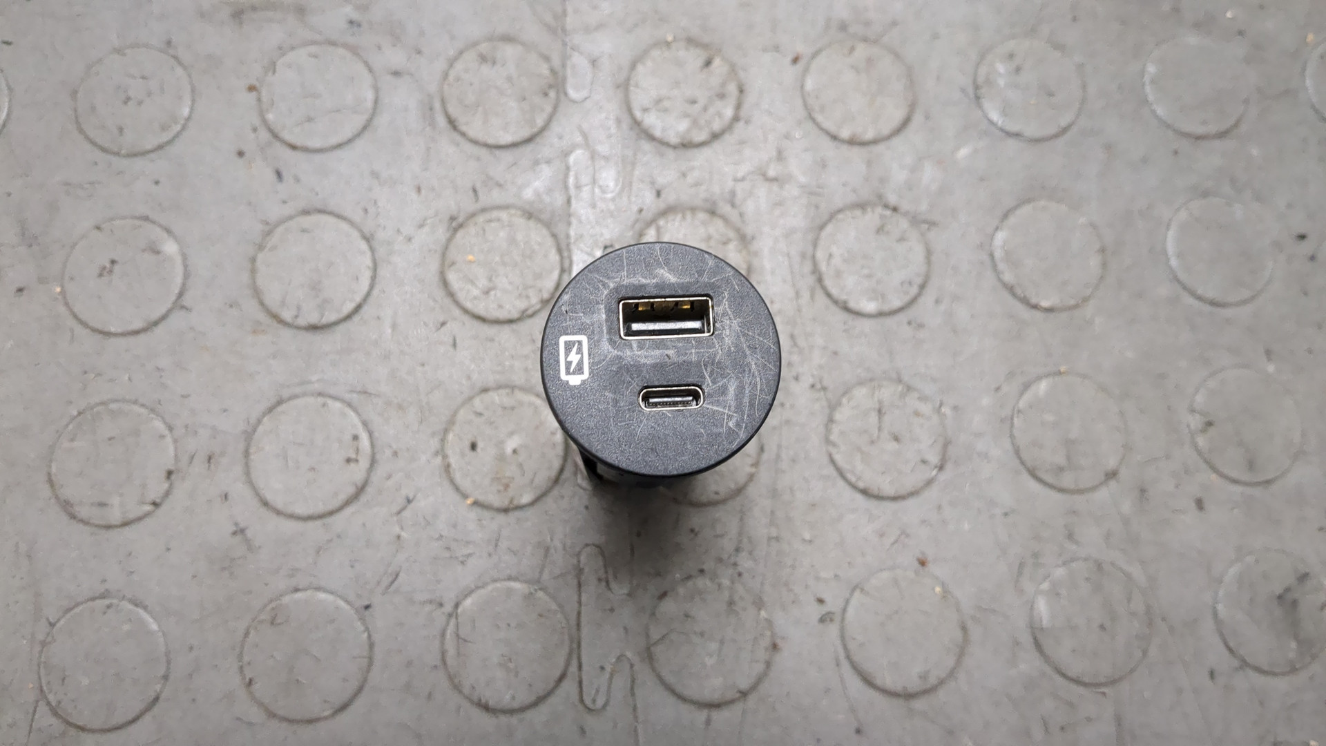 Гнездо AUX / USB IN