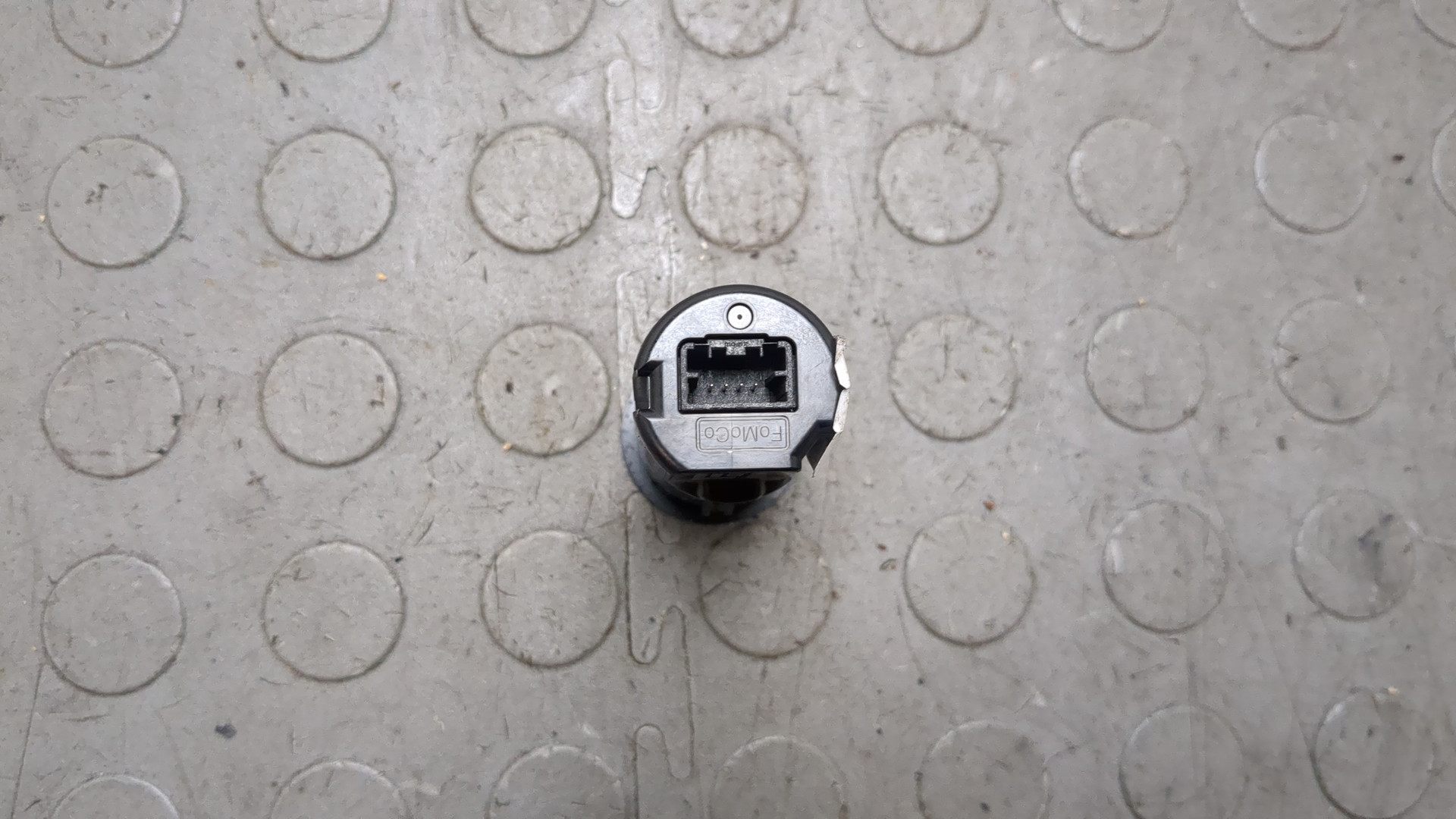 Гнездо AUX / USB IN