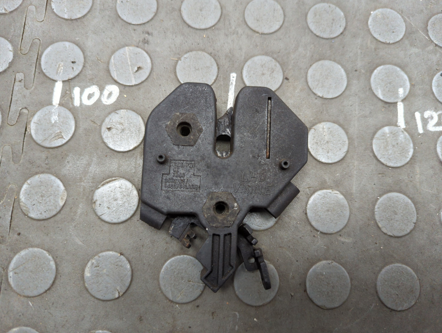 Замок капота