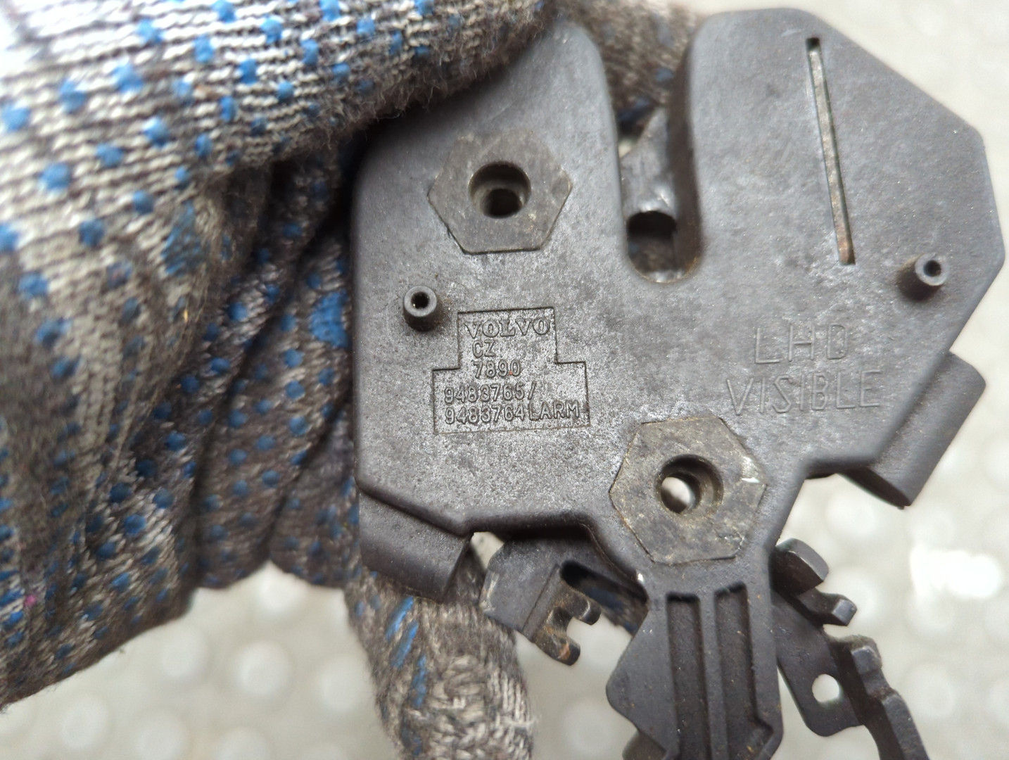 Замок капота