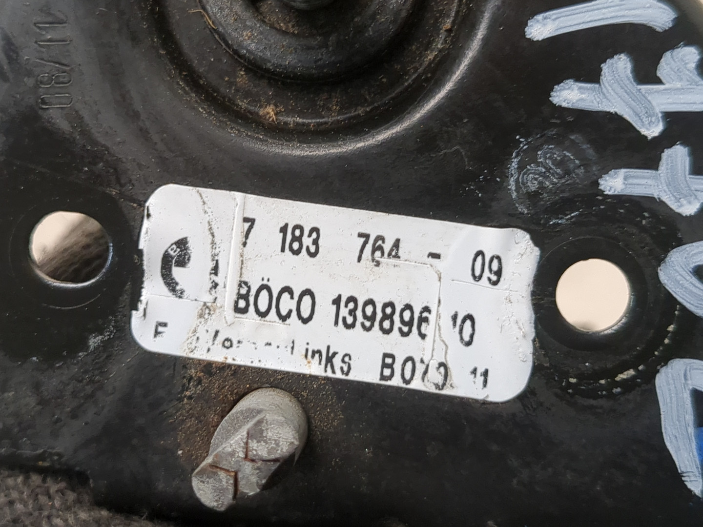 Замок капота