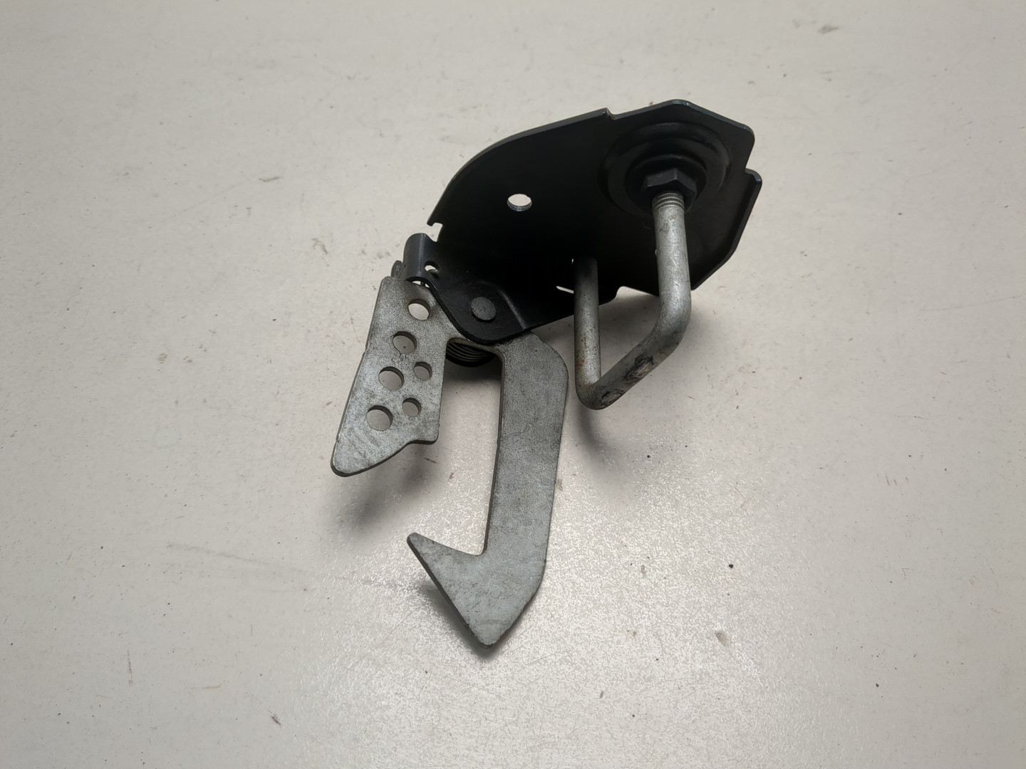 Замок капота