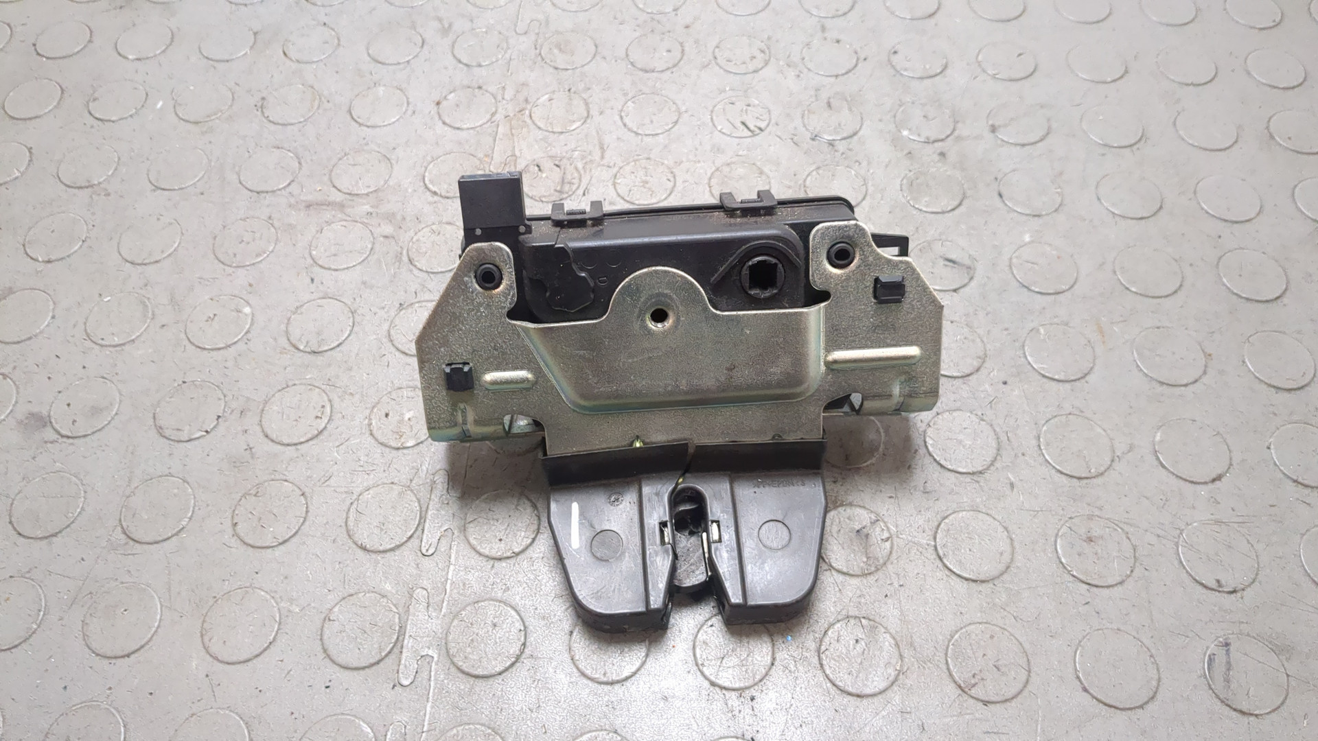 Замок багажника