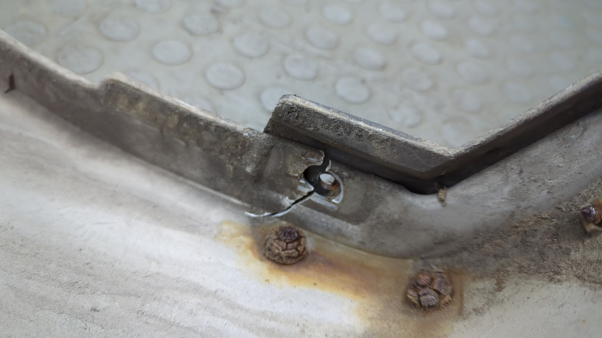 Накладка переднего крыла левого