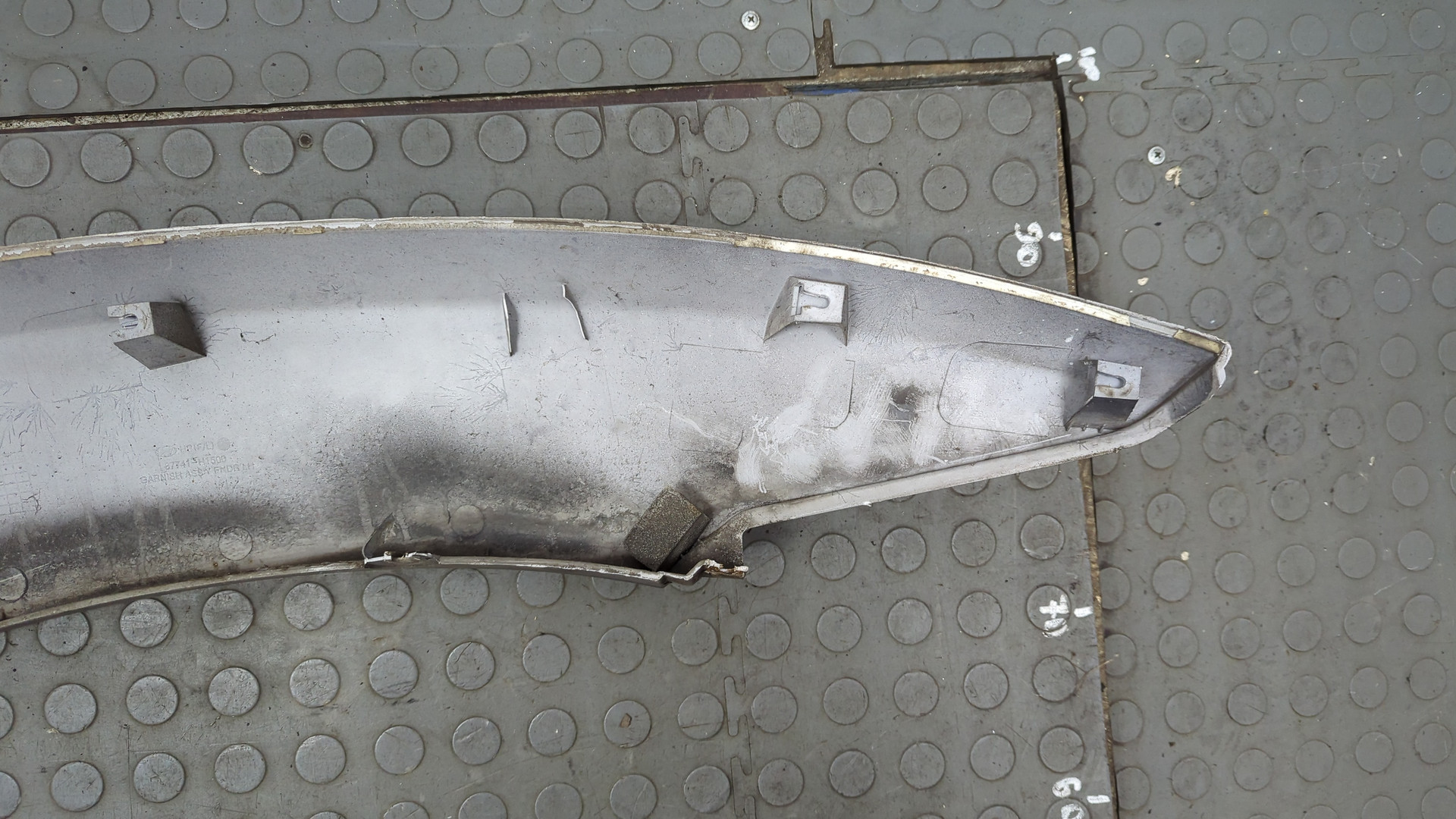 Накладка переднего крыла левого