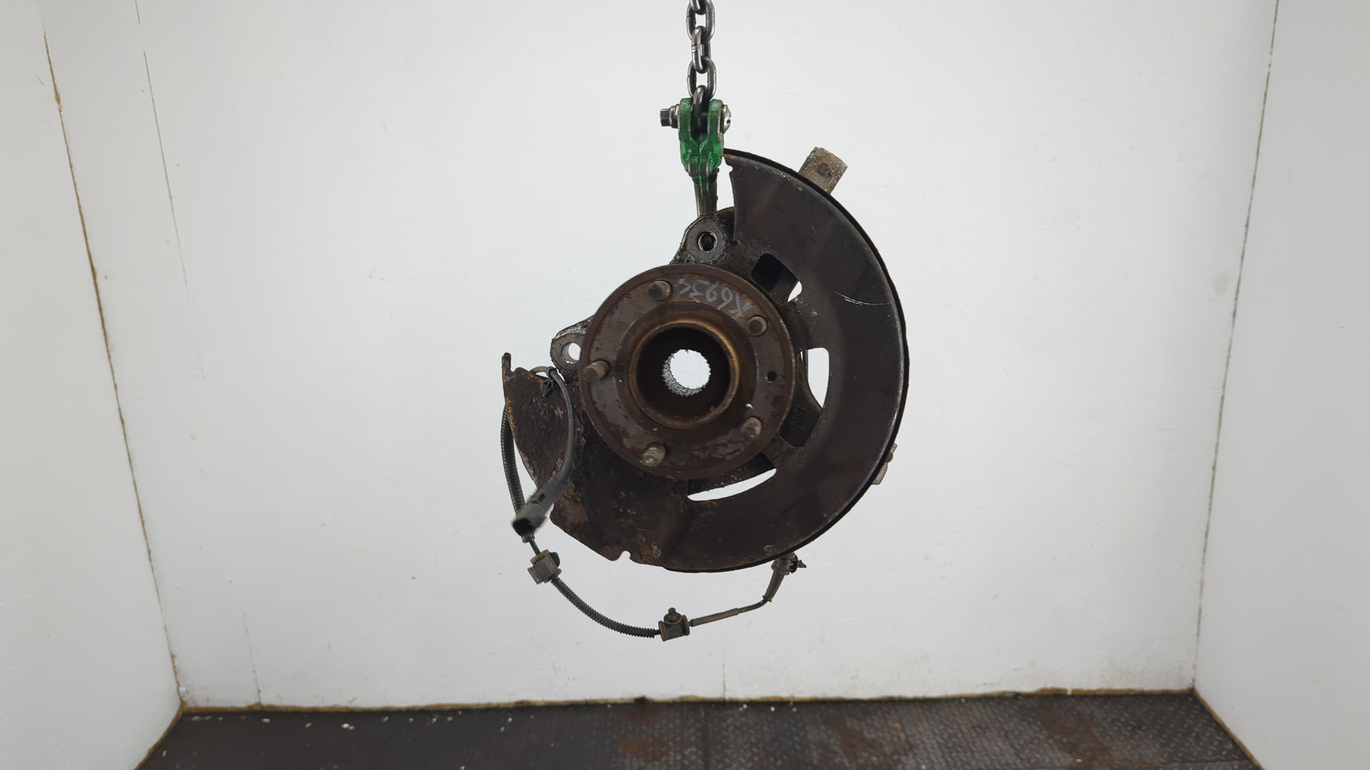 Кулак поворотный передний левый