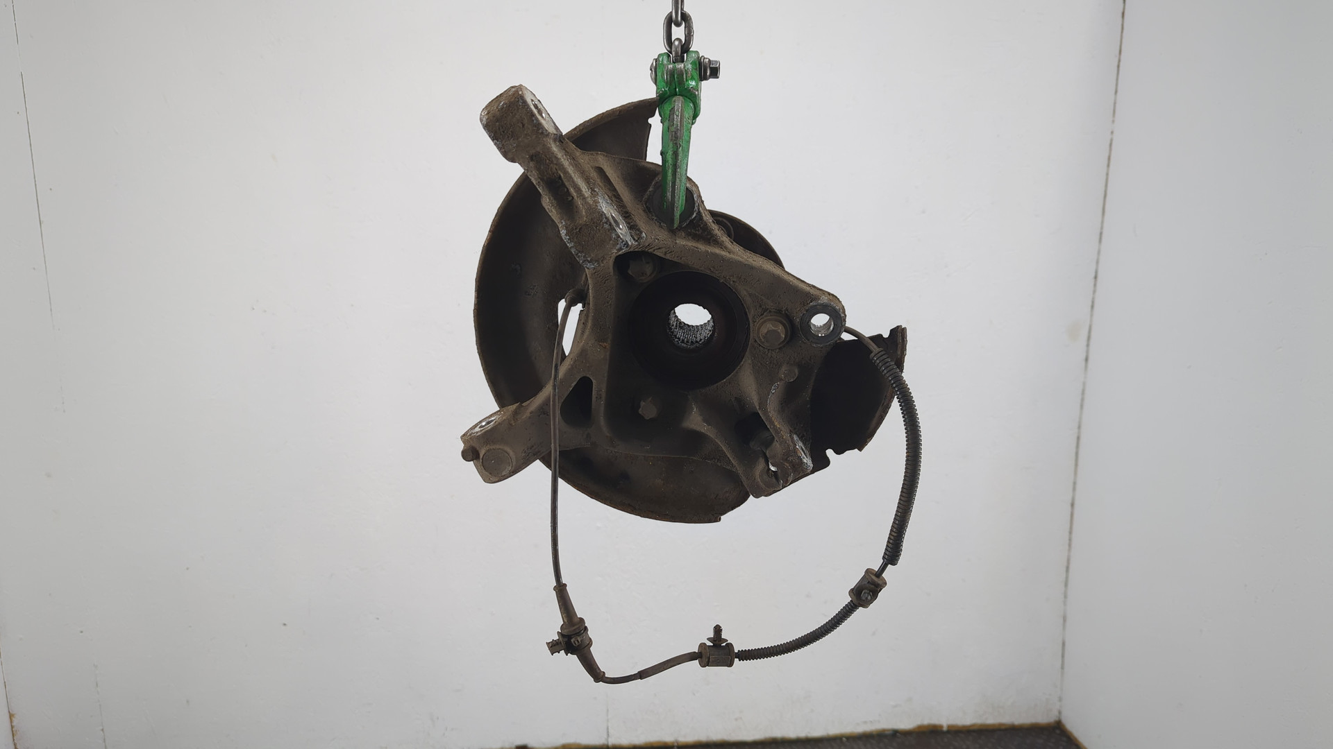 Кулак поворотный передний левый