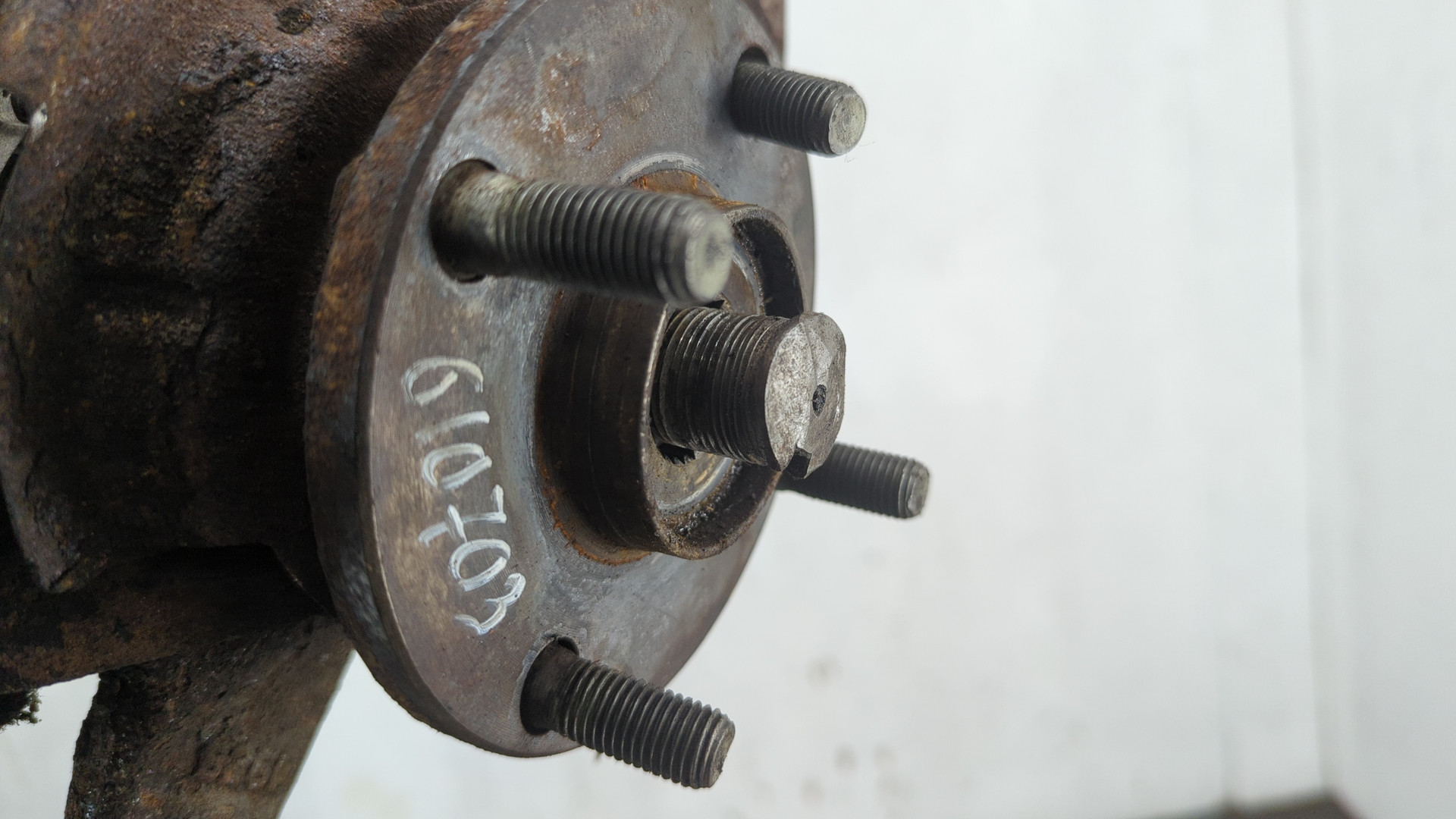 Кулак поворотный передний правый