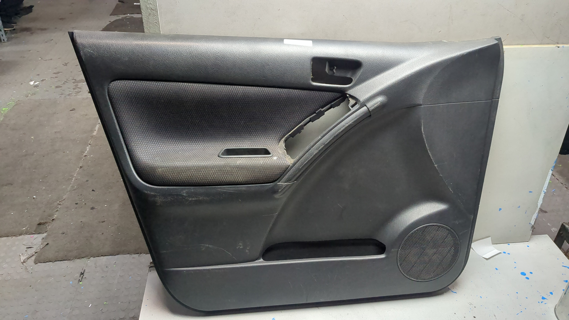 Обшивка двери передней левой