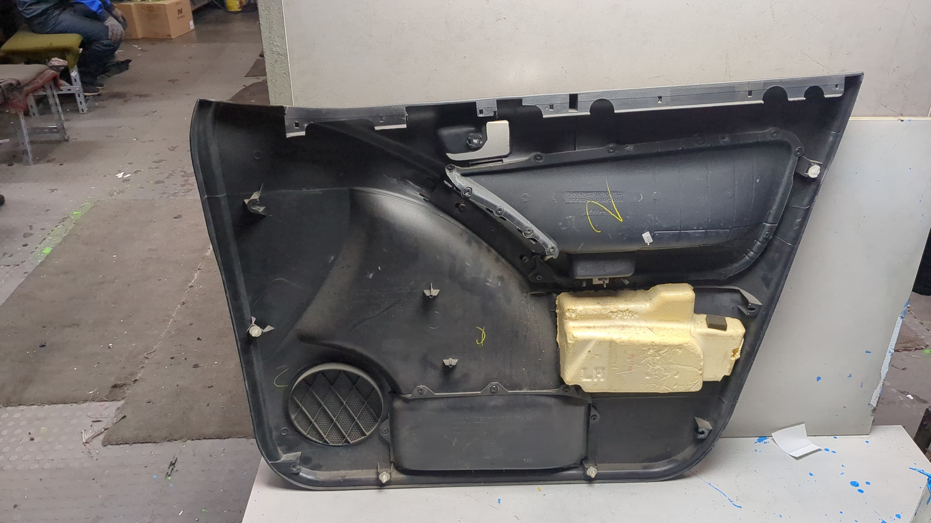 Обшивка двери передней левой