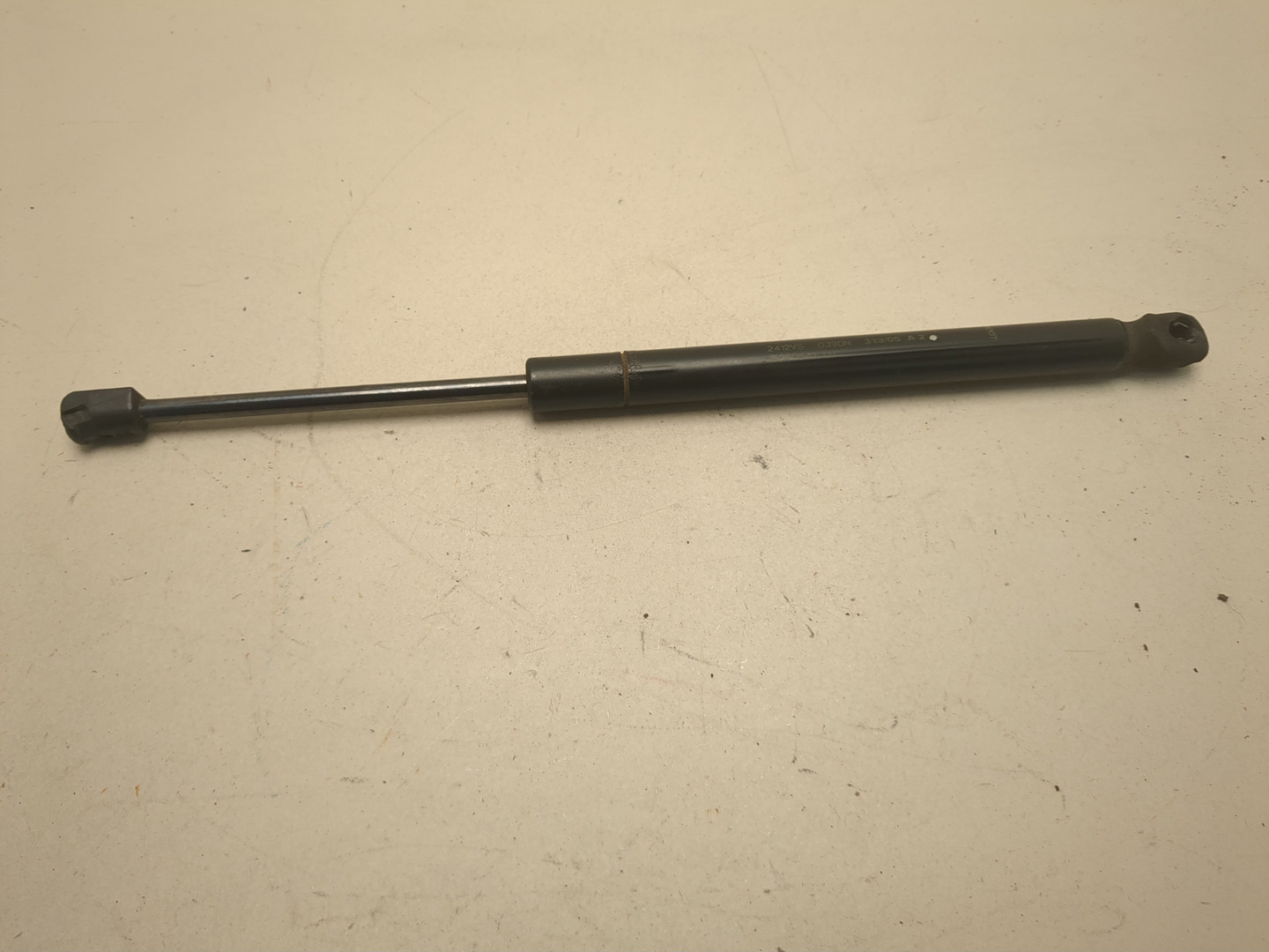 Амортизатор капота