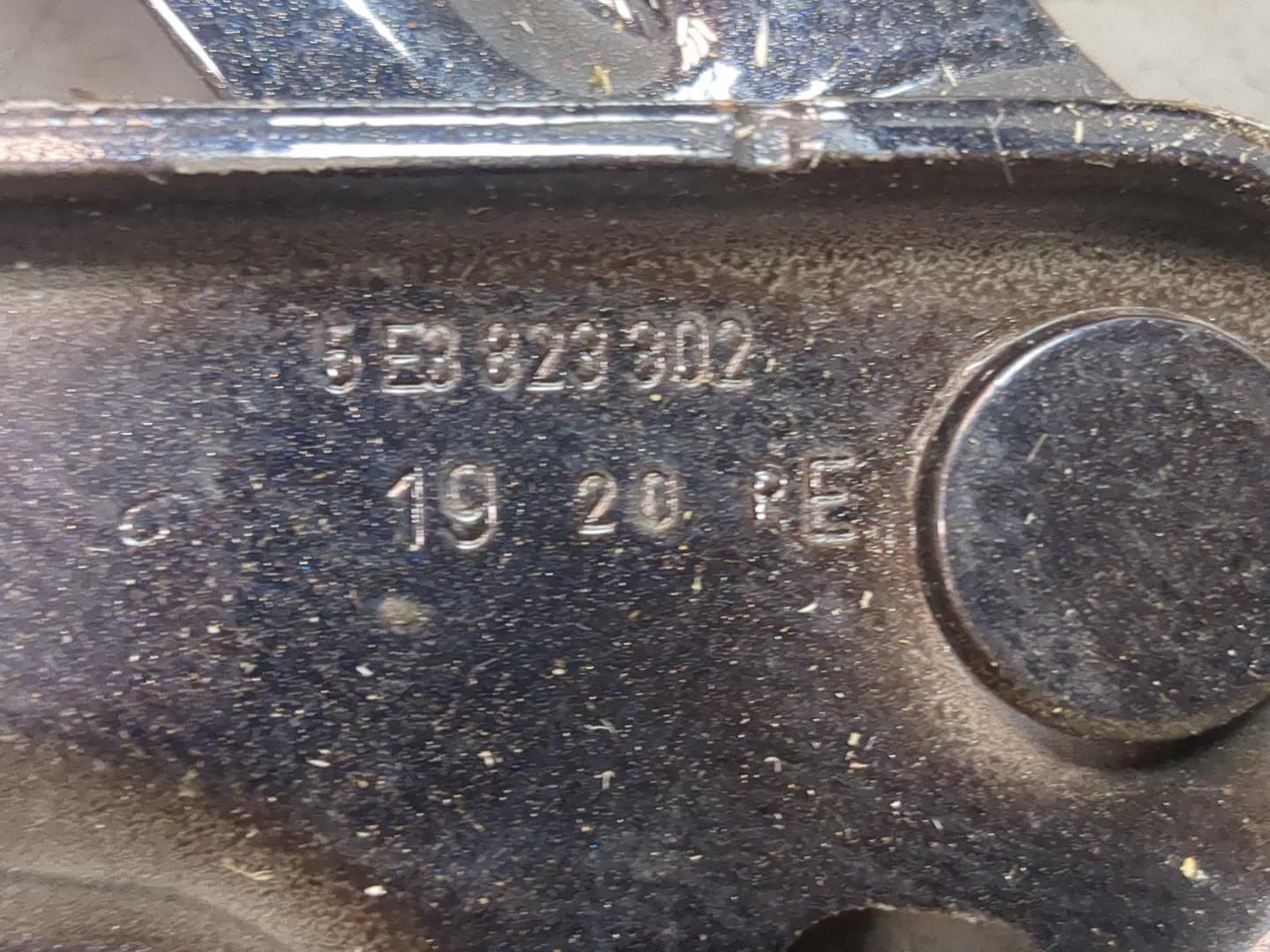 Петля капота правая