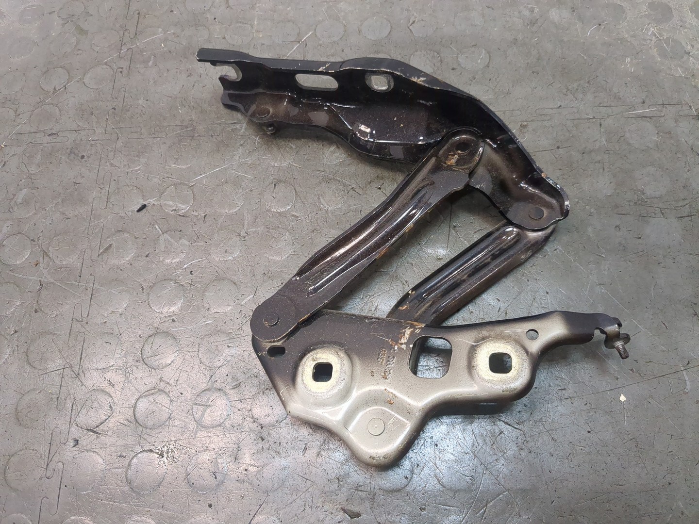 Петля капота правая