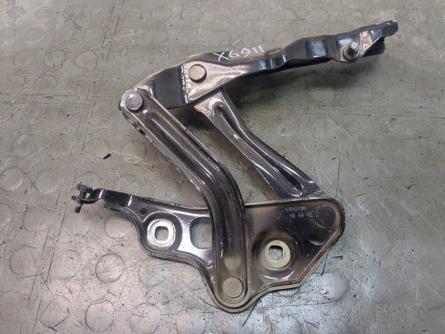 Петля капота правая