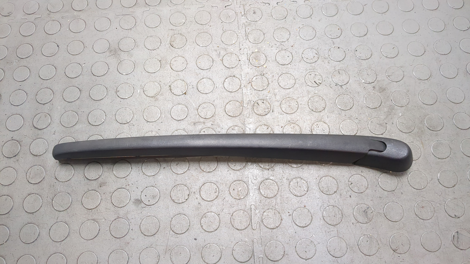 Поводок стеклоочистителя заднего