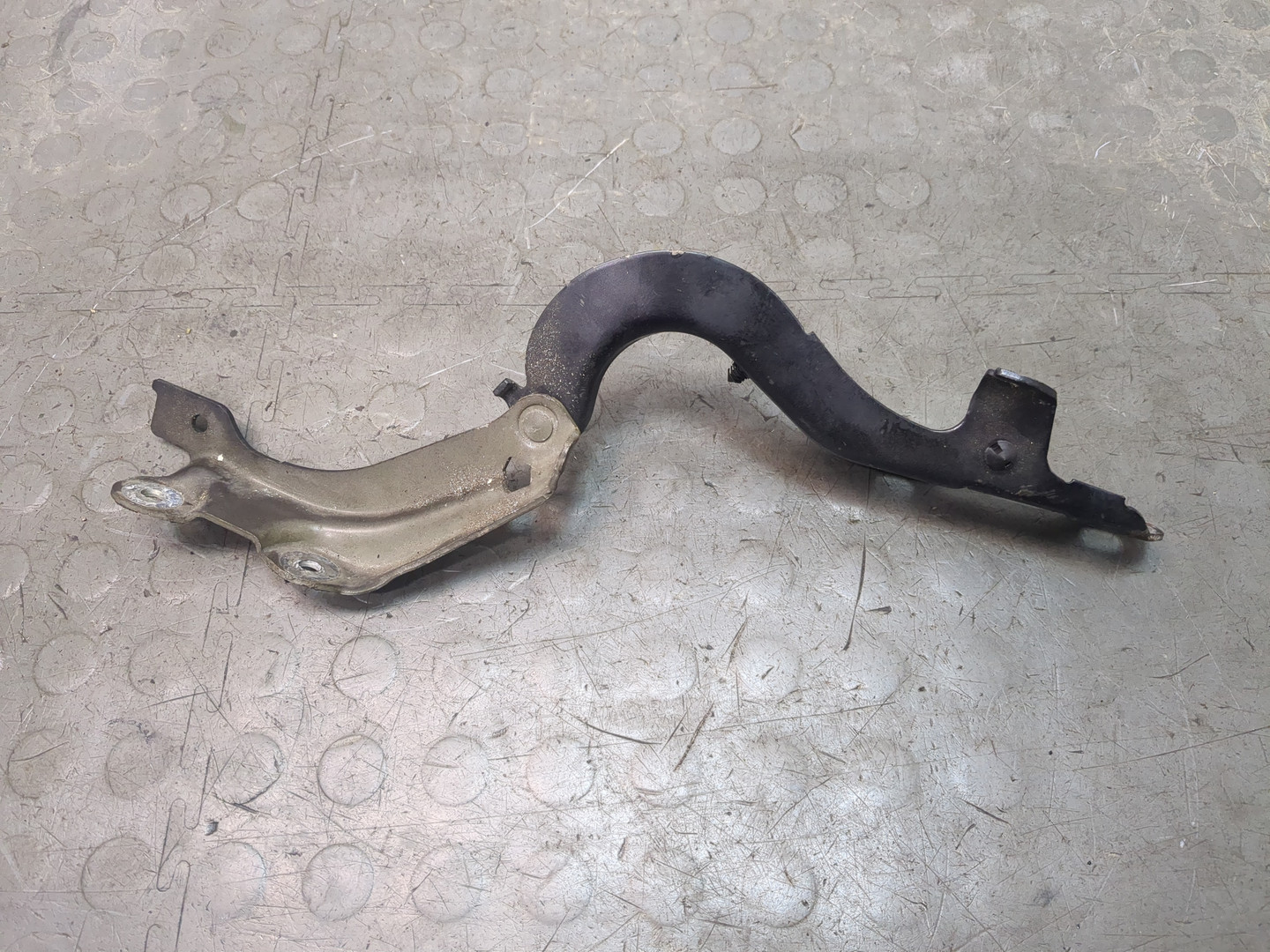 Петля капота левая