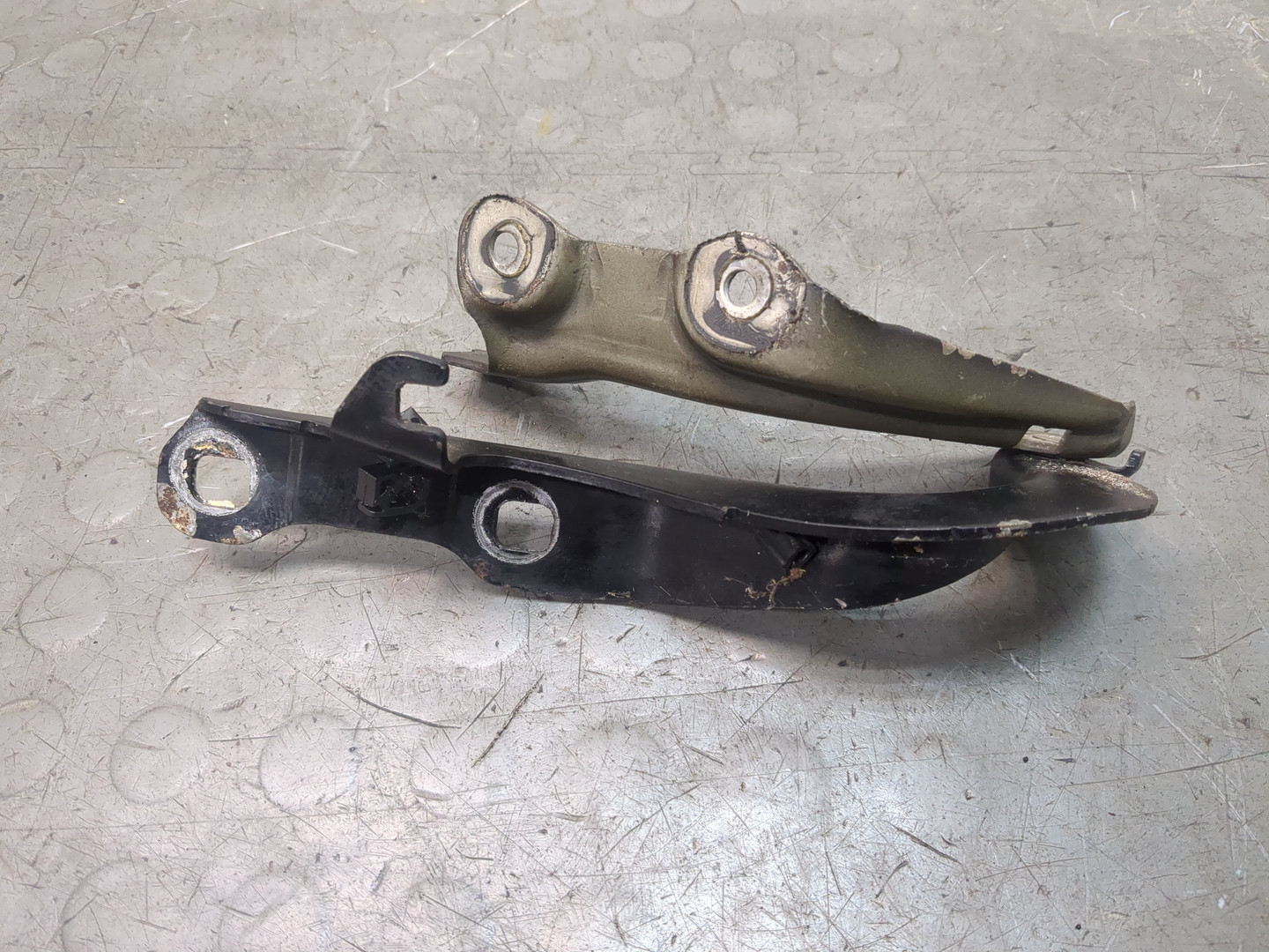 Петля капота левая