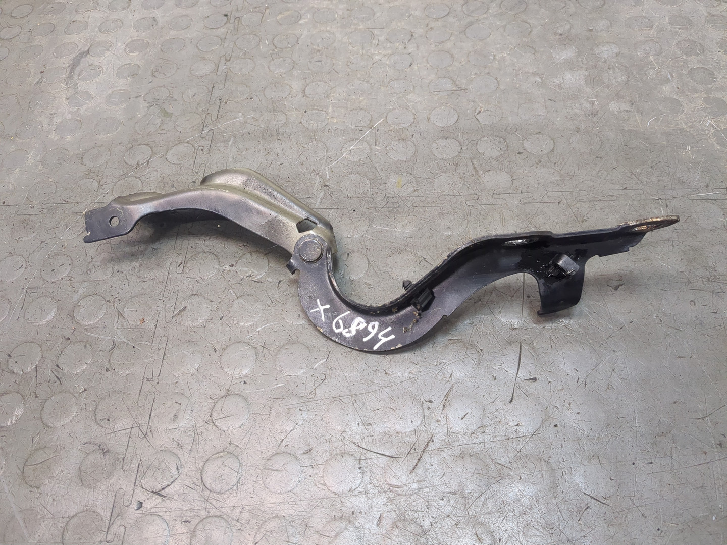 Петля капота левая