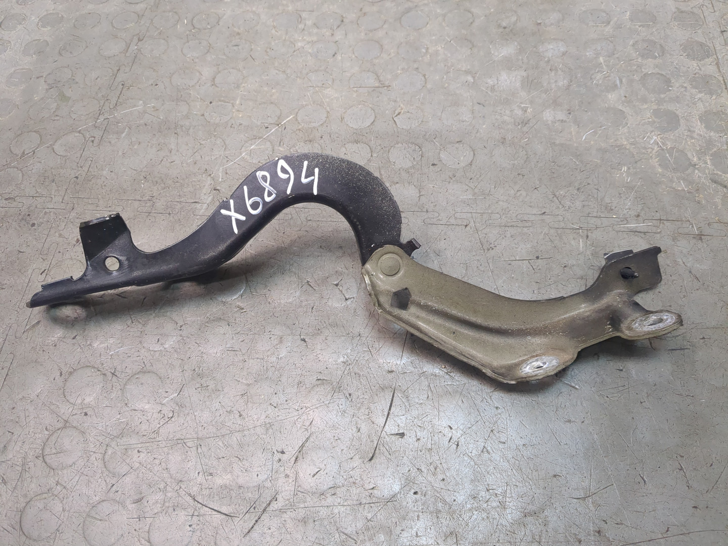 Петля капота правая