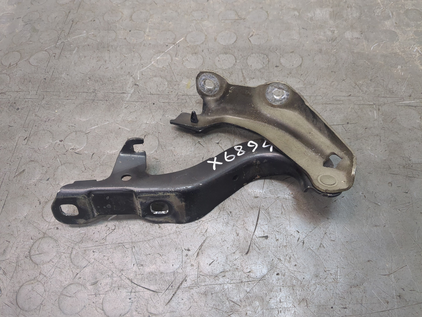 Петля капота правая