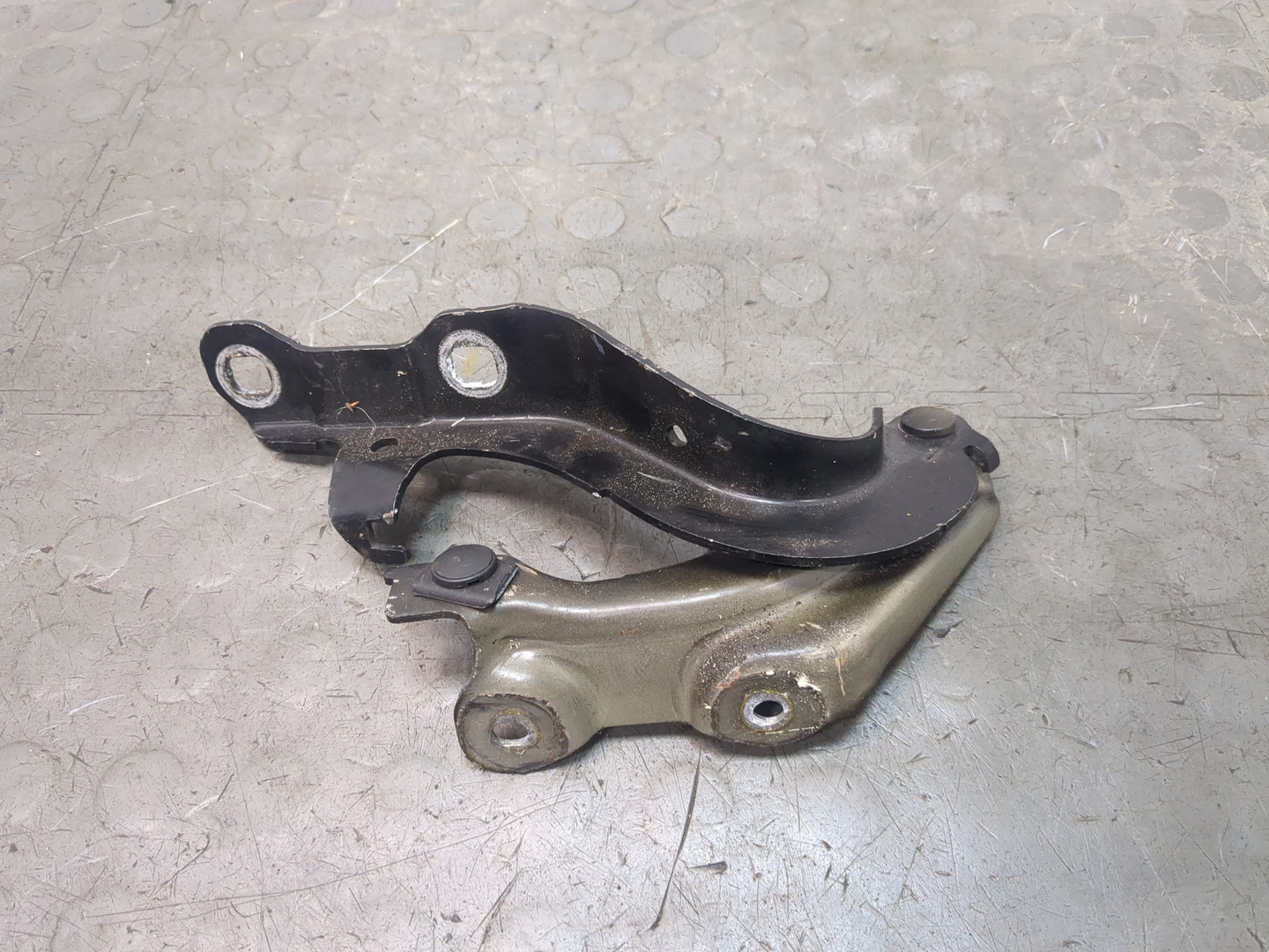 Петля капота правая