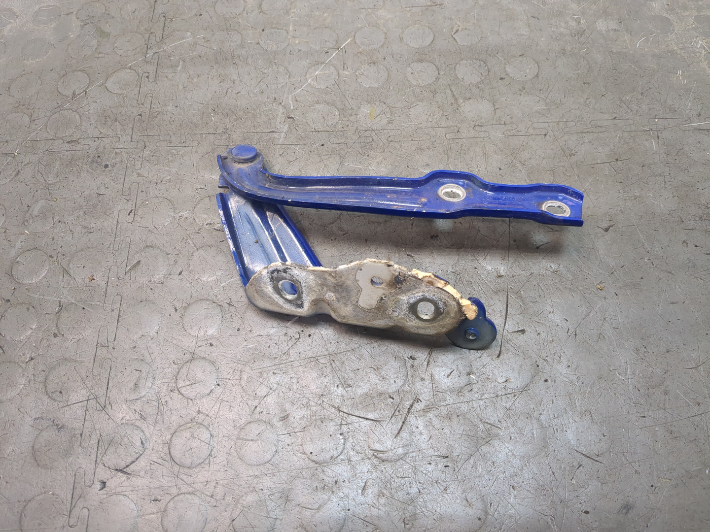 Петля капота левая