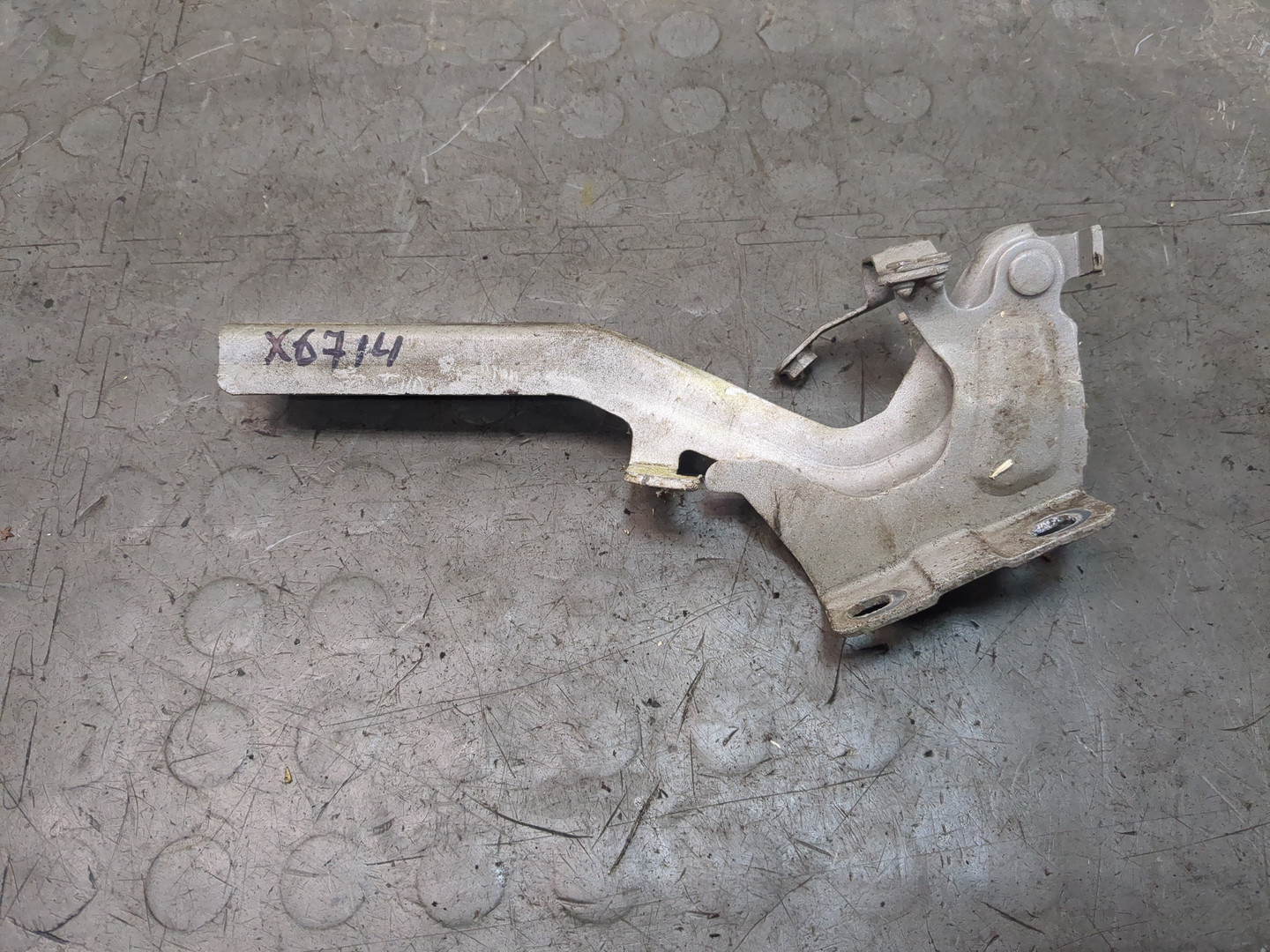 Петля капота левая