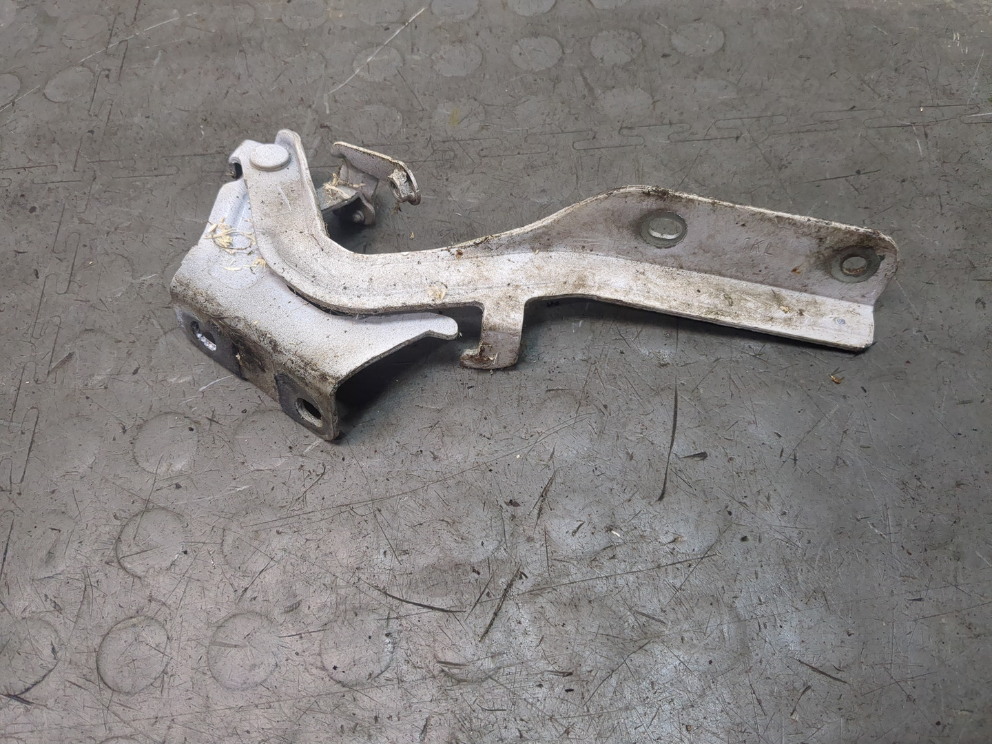 Петля капота левая