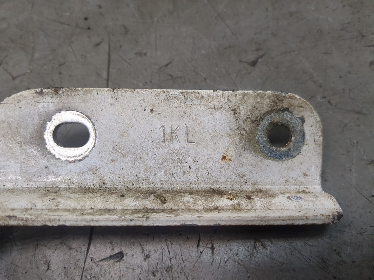 Петля капота левая