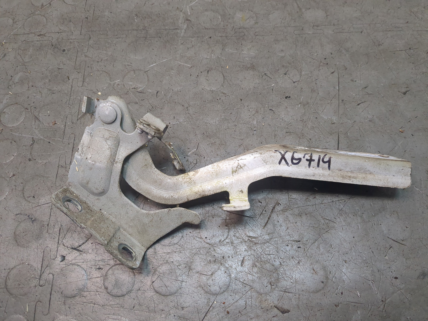 Петля капота правая