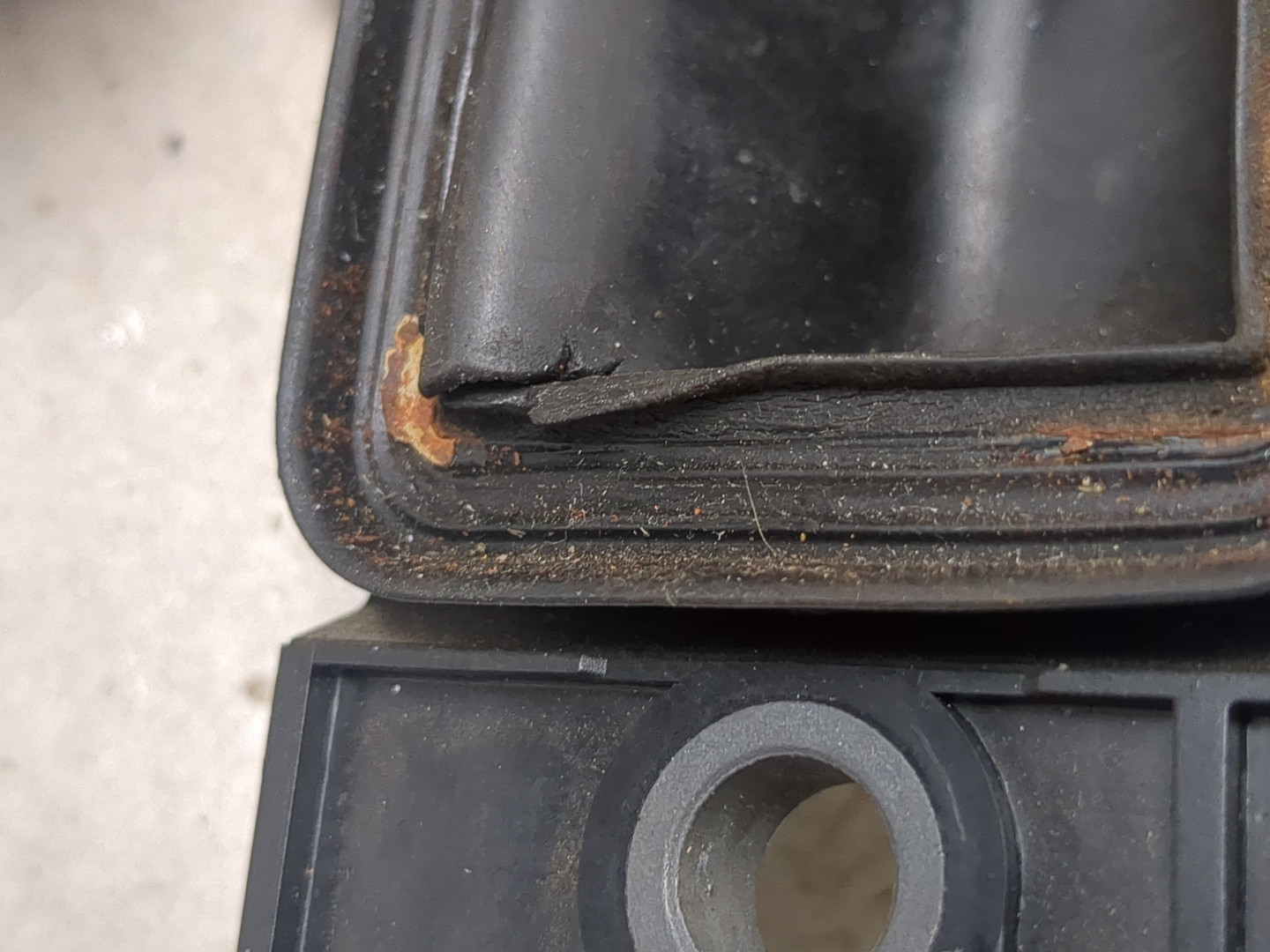 Кнопка открывания багажника