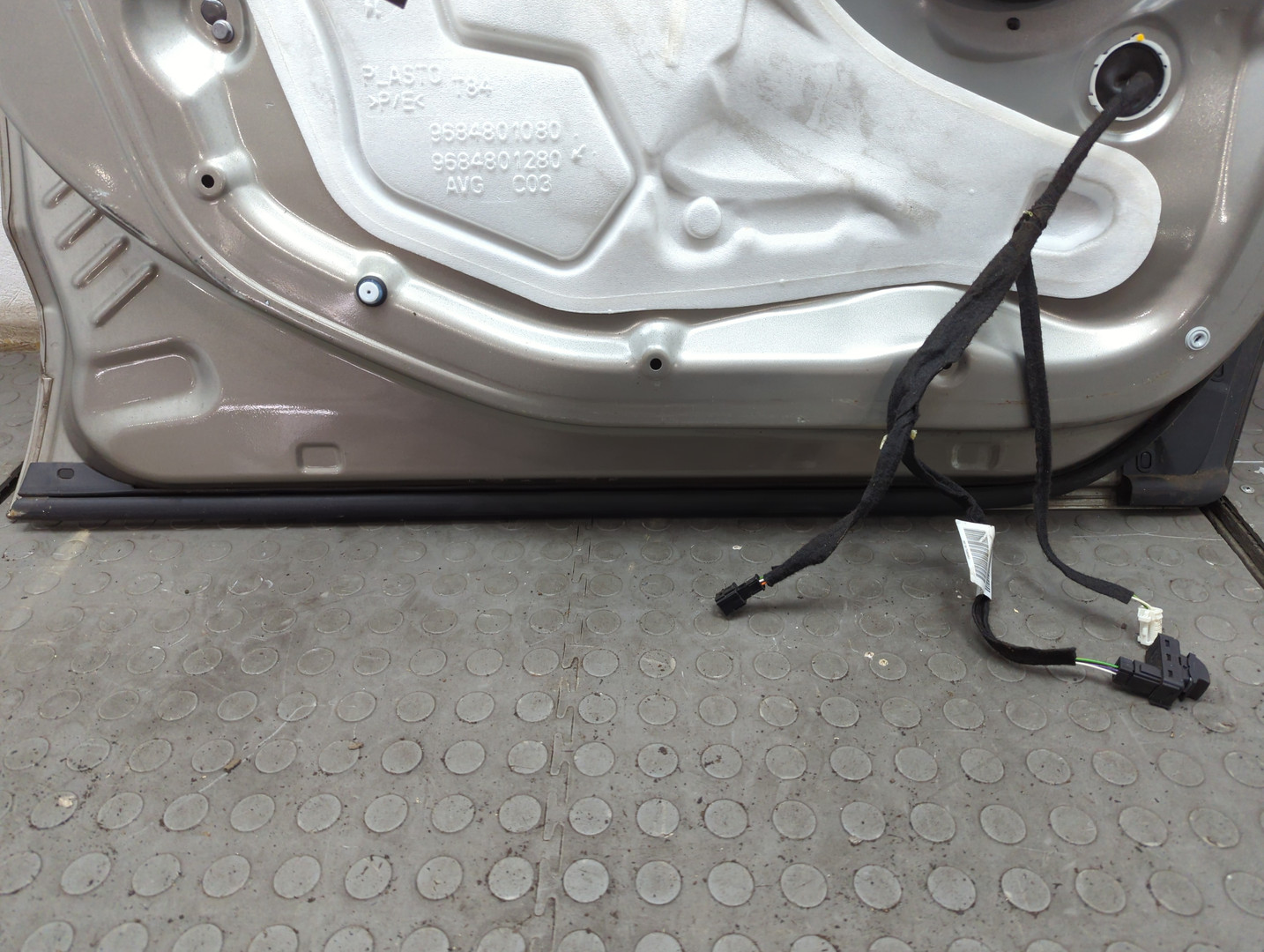 Дверь передняя левая