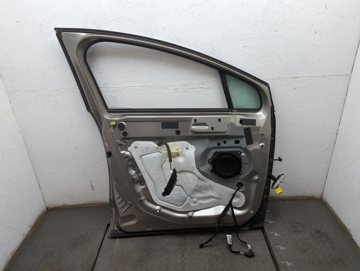 Дверь передняя левая