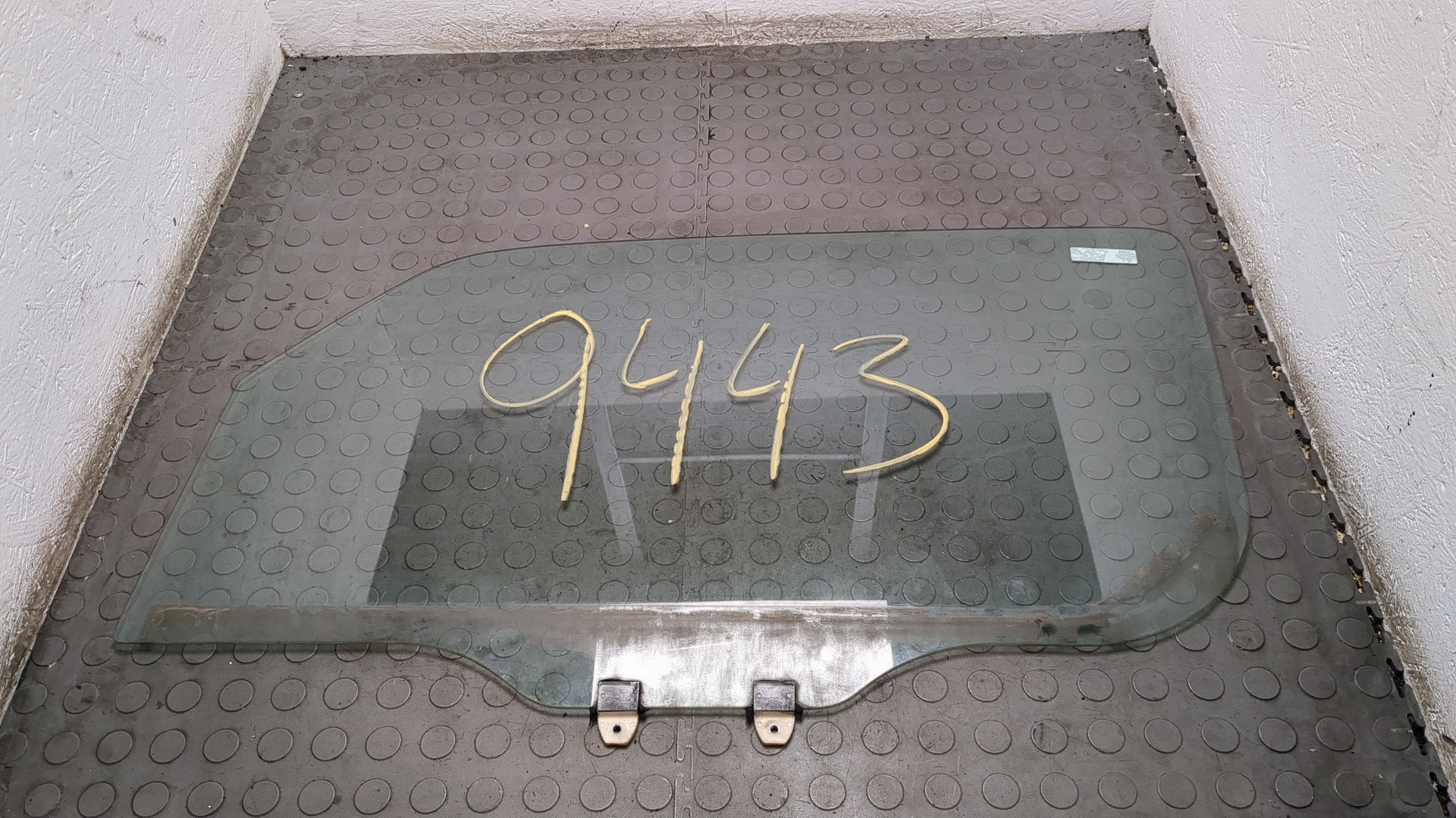 Стекло двери передней левой