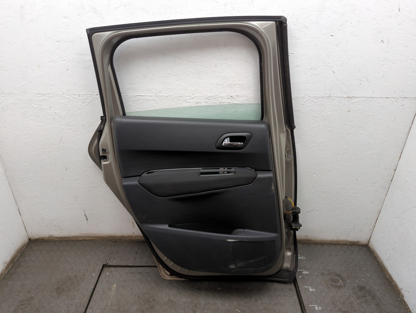 Дверь задняя левая