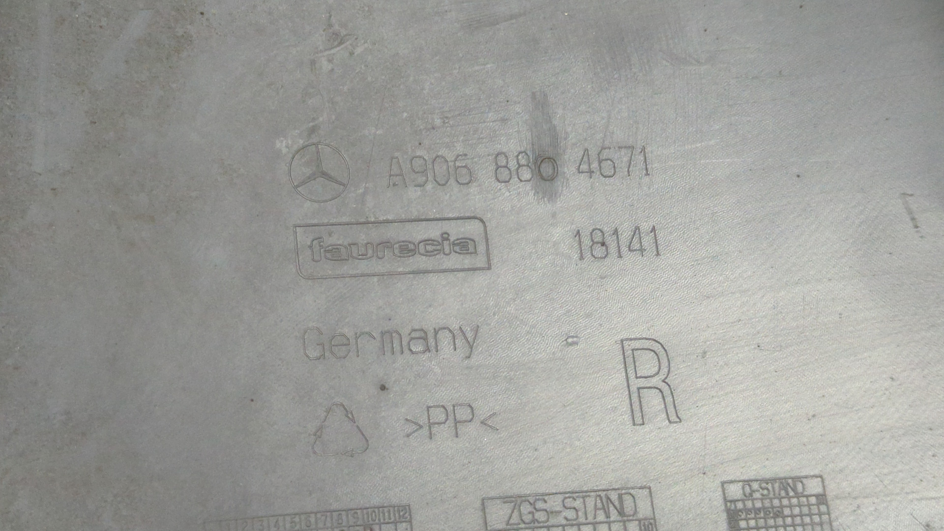 Накладка заднего бампера правая