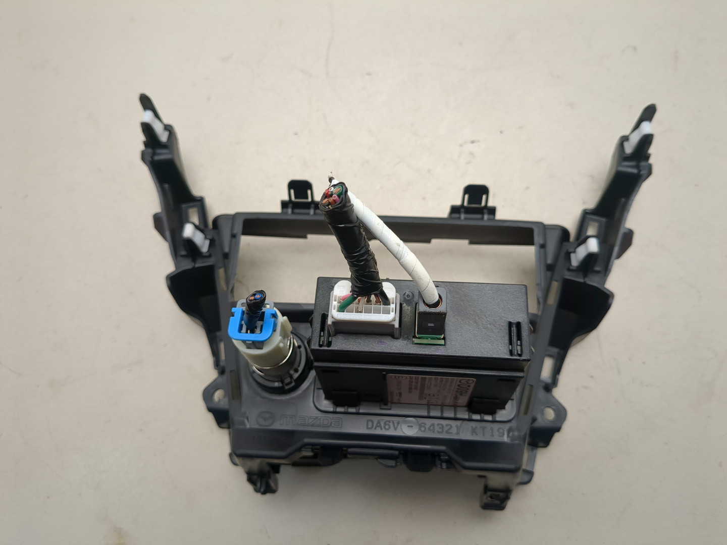 Гнездо AUX / USB IN