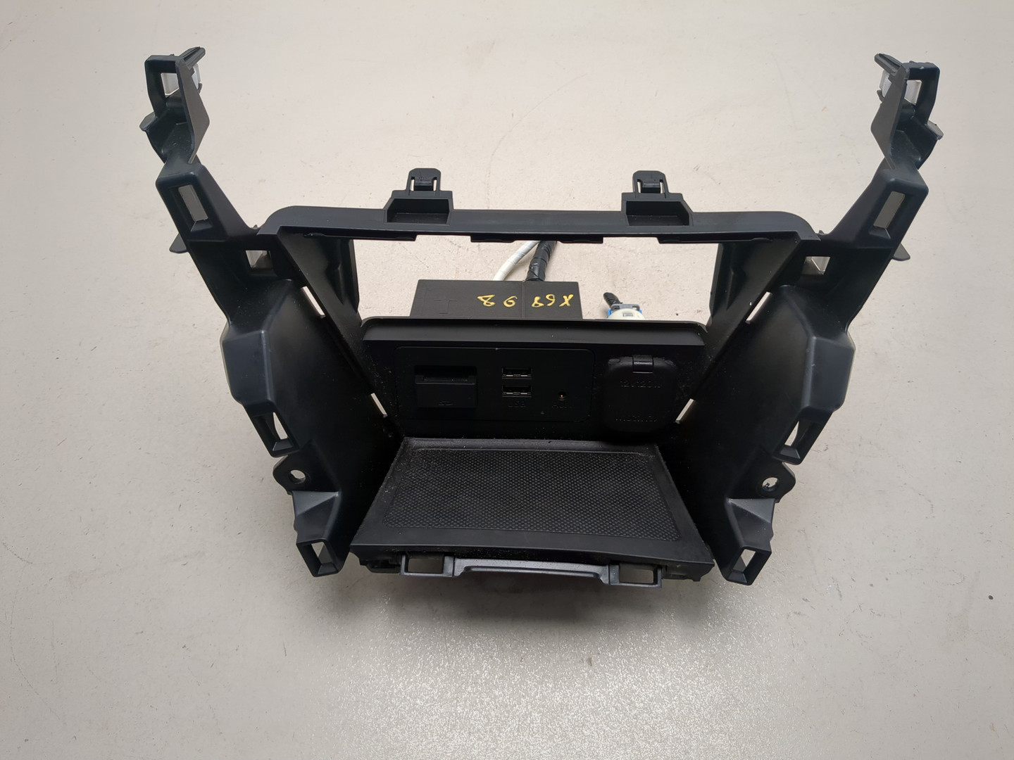 Гнездо AUX / USB IN