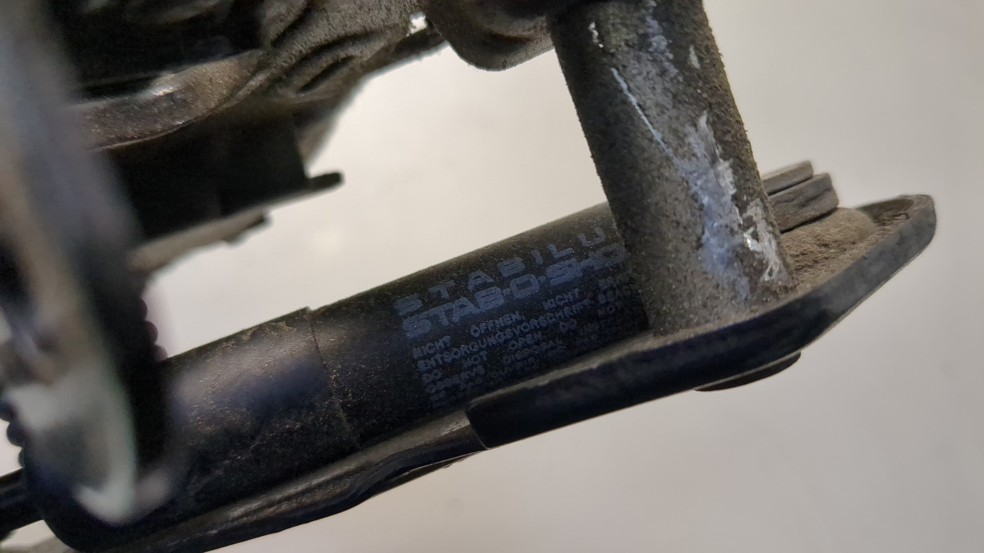 Замок капота