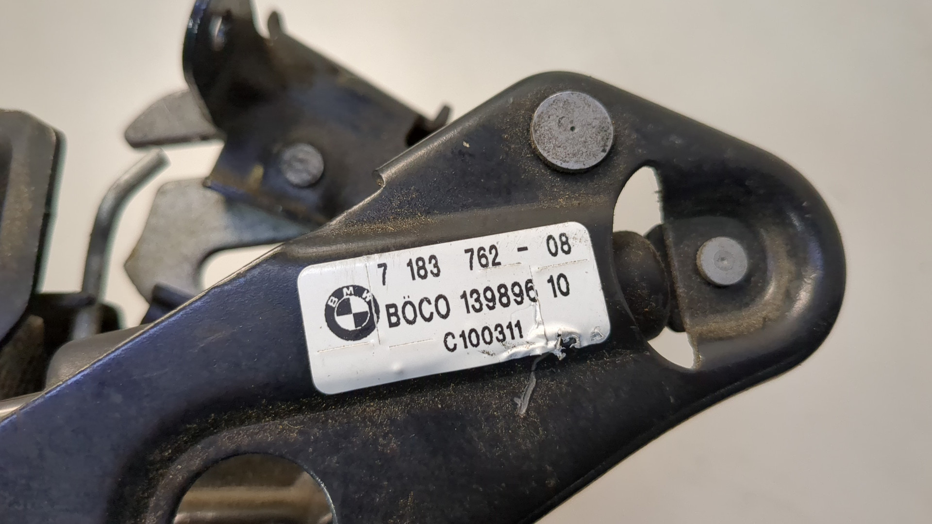 Замок капота